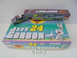 Jeff Gordon #24 DuPont/Looney Tunes 2001 Action Dually with Trailer 1/64 Diecast