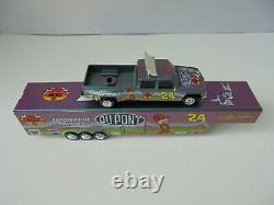 Jeff Gordon #24 DuPont/Looney Tunes 2001 Action Dually with Trailer 1/64 Diecast