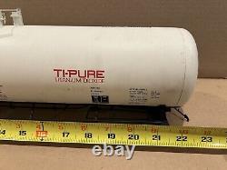 USA TRAINS DUPONT 55' EXTRUDED ALUMINUM MODERN TANK CAR G-SCALE Needs Help