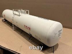 USA TRAINS DUPONT 55' EXTRUDED ALUMINUM MODERN TANK CAR G-SCALE Needs Help