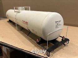 USA TRAINS DUPONT 55' EXTRUDED ALUMINUM MODERN TANK CAR G-SCALE Needs Help