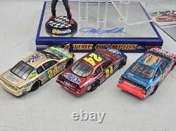 3 voitures en métal diecast signées de Jeff Gordon #24 Dupont en exposition 1998 2001 2005 ! Regardez