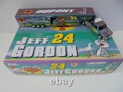 Jeff Gordon #24 Dupont/looney Tunes 2001 Action Doublement Avec Remorque 1/64 Diecast