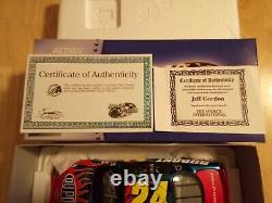 Jeff Gordon a signé la version gagnante de la course DuPont Daytona 2005 Monte Carlo avec un certificat d'authenticité