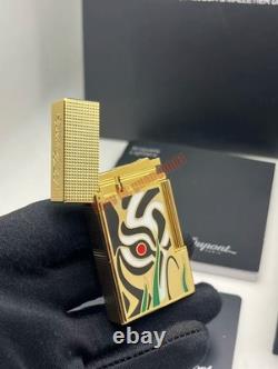 S. T. Dupont présente un briquet double frappe en édition limitée en œil de tigre et or artistique