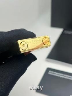 S. T. Dupont présente un briquet double frappe en édition limitée en œil de tigre et or artistique