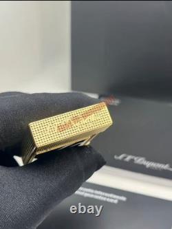 S. T. Dupont présente un briquet double frappe en édition limitée en œil de tigre et or artistique