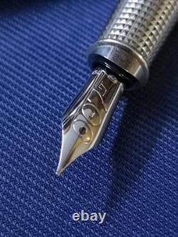 STYLO-PLUME S.T. DUPONT ÉDITION LIMITÉE JAMES BOND EN PVD NOIR, PLUME EN OR 18 CARATS