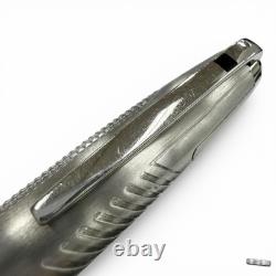 Stylo-plume Dupont James Bond 007 en édition limitée, plume fine (F) en or 18 carats, argenté